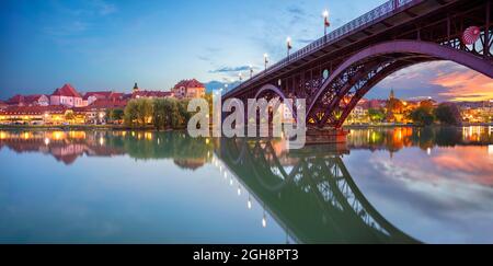 Maribor, Slovenia. Immagine del paesaggio urbano di Maribor, Slovenia all'alba estiva con riflessi della città sul fiume Drava. Foto Stock