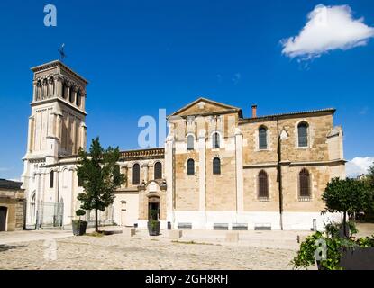 Cattedrale di Saint-Apollinaire in estate con cielo blu a Valence, Drome, Francia Foto Stock