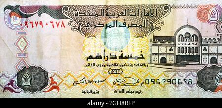 5 cinque banconote Dirhams degli Emirati Arabi Uniti, moneta degli Emirati Arabi Uniti, emise 1982 dollari con il Souq centrale di Sharjah, noto anche come Islamico, Foto Stock