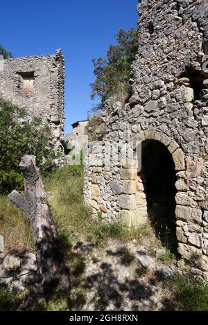 Rovine, tra cui le case in pietra rovinate nel villaggio distrutto e abbandonato di Merindol, scena del massacro Merindol (1545) Provenza Francia Foto Stock