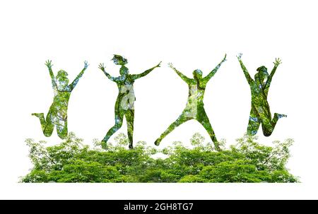 silhouette di foresta di persone che saltano con gioia foresta e concetto di conservazione dell'ambiente Foto Stock