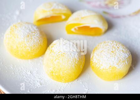 Mochi su un piatto bianco. Dessert di riso giallo, mochi è per lo più tradizionale cibo dolce giapponese Foto Stock