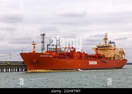 Nave autocisterna LPG Navigator Yauza da Monrovia, Liberia IMO 9761176 ormeggiato accanto alla raffineria di petrolio Fawley a Southampton Water, Hampshire, UK - Sibur Foto Stock