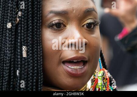 Marvina Newton - co-fondatore di Black Lives Matter - parla a una protesta XR fuori dalla Banca d'Inghilterra, 27 agosto 2021. Foto Stock