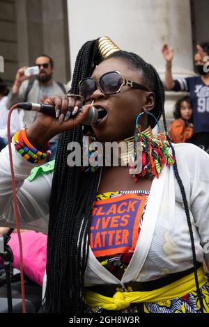 Marvina Newton - co-fondatore di Black Lives Matter - parla a una protesta XR fuori dalla Banca d'Inghilterra, 27 agosto 2021. Foto Stock