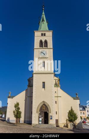 Vista frontale della chiesa storica di Kasperske Hory, Repubblica Ceca Foto Stock