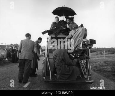 LAURENCE OLIVIER come Captain MacHeath in set location candid with Film / Camera Crew durante le riprese del BEGGAR'S OPERA 1953 regista PETER BROOK libretto John Gay scrittori Denis Cannan e Christopher Fry musica Arthur Bliss Costume design Georges Wakhevitch Herbert Wilcox Productions / British Lion Film Corporation Foto Stock