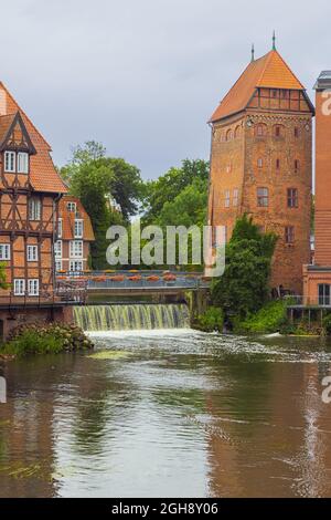 L'Abtswasserkunst e l'Abtsmuehle nello storico quartiere portuale di Luneburg Foto Stock