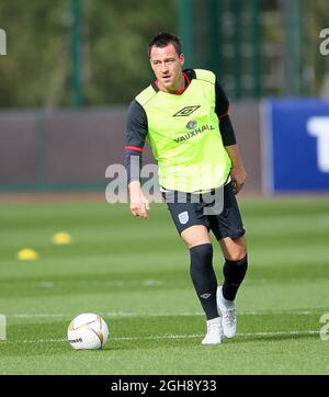 Englands John Terry durante la sessione di formazione a London Colney, St Albans, il 04 ottobre 2011. Foto Stock