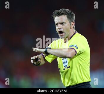 L'arbitro Nicola Rizzoli in azione durante l'Euro 2012 Portogallo / Paesi Bassi, Stadio Metalista, Kharkiv, 17 giugno 2012. Foto Stock