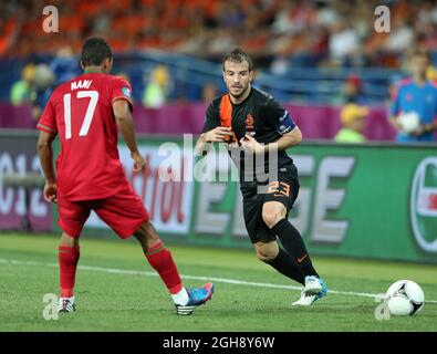 Paesi Bassi Rafael Van Der Vaart in azione durante l'Euro 2012 Portogallo / Paesi Bassi, Stadio Metalista, Kharkiv, 17 giugno 2012. Foto Stock