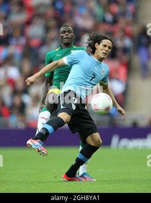 I senegali Stephane Badji si sfidano in uruguays Edinson Cavani durante i Giochi Olimpici di Londra 2012, Senegal contro Uruguay, Stadio di Wembley, Londra, 29 luglio 2012. Foto Stock