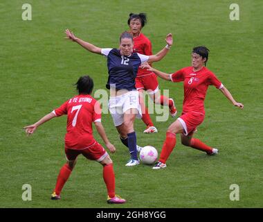 Lauren Cheney degli Stati Uniti vince la palla in un tackle con Jon Myong Hwa della Corea del Nord durante la partita olimpica femminile del Gruppo G 2012 tra USA e Corea del Nord a Old Trafford a Manchester, Regno Unito il 31 luglio 2012. Foto Stock