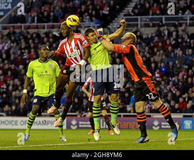 Louis Saha di Sunderland (C) ottiene la palla ma mette il suo header sopra il bar durante la Barclays Premier League tra Sunderland e Aston Villa allo Stadio della luce a Sunderland il 3 novembre 2012. Foto Richard LeeSportimage Foto Stock