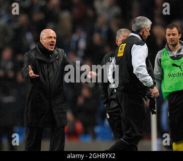 Brian McDermott manager di Reading si lamenta con l'assistente arbitro che seguiva l'obiettivo durante la partita della Barclays Premier League tra Manchester City e Reading all'Etihad Stadium di Manchester il 22 dicembre 2012. Foto Simon BellisSportimage Foto Stock