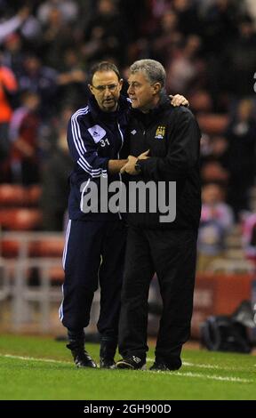 L'assistente allenatore di Manchester City Brian Kidd (R) si congratula con Martin o'Neil, manager di Sunderland, durante la partita di calcio della Barclays Premier League tra Sunderland e Manchester City allo Stadium of Light di Sunderland, Regno Unito, il 26 dicembre 2012. Foto Richard LeeSportimage Foto Stock