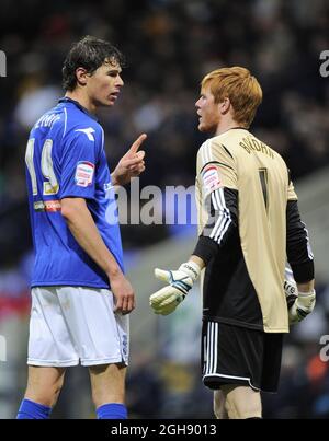 Nikola Zigic di Birmingham City e Adam Bogdan di Bolton Wanderers si scambiano parole durante la partita del campionato di calcio di npower tra Bolton Wanderers e Birmingham City al Reebok Stadium di Bolton, Regno Unito il 29 dicembre 2012. Foto Simon BellisSportimage Foto Stock