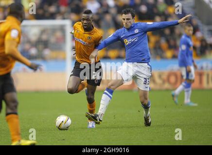 Tango Doumbia of Wolves (a sinistra) compete con George Thorne of Peterborough United durante il campionato di npower Football League tra Wolverhampton Wanderers e Peterborough United tenutosi al Molineux Stadium di Wolverhampton, Londra il 26 dicembre 2012. Immagine Malcolm CouzensSportimage Foto Stock