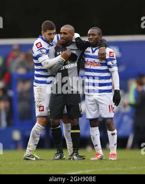 Adel Taarabt di QPR e Shaun Wright-Phillips parlano con Jermain Defoe di Tottenham al fischio finale durante la Barclays Premier League tra Queens Park Rangers e Tottenham Hotspur alla Loftus Road di Londra il 12 gennaio 2013. David Klein Foto Stock