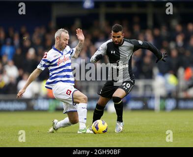 Shaun Derry di QPR si è infilato con Tottenham's Sandro durante la Barclays Premier League tra Queens Park Rangers e Tottenham Hotspur alla Loftus Road a Londra il 12 gennaio 2013. David Klein Foto Stock