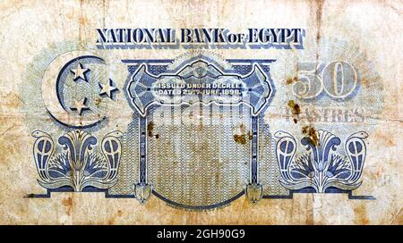 Grande frammento del lato opposto di 50 cinquanta monete di banconote da piasters egiziane emesse 1951 dalla banca nazionale dell'Egitto con la mezzaluna e le stelle A. Foto Stock