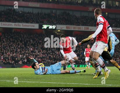 I Santi Cazorla dell'Arsenal segnano il terzo traguardo durante la Barclays Premier League tra l'Arsenal e il West Ham United all'Emirates Stadium di Londra il 23 gennaio 2013. Foto Stock