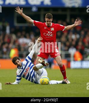 Esteban Granero di QPR si inonda con MK Don's Shaun Williams durante la fa Cup con Budweiser Fourth Round match tra Queens Park Rangers e Milton Keynes Dons a Loftus Road, Londra il 26 gennaio 2013. Foto Stock