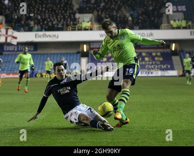 Adam Smith di Millwall si inonda con Andreas Weimann di Aston Villa durante la partita di fa Cup Fourth Round tra Millwall e Aston Villa al Den, Londra, il 25 gennaio 2013 Foto Stock