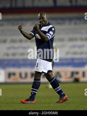 Danny Shittu di Millwall festeggia il 25 gennaio 2013 al fischio finale durante la quarta partita di fa Cup tra Millwall e Aston Villa al New Den di Londra, Regno Unito. Foto Stock