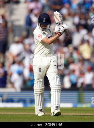 Joe Root dell'Inghilterra reagisce dopo essere stato bowled fuori dal Thakur del Shardul dell'India durante il giorno cinque del quarto test del cinch al ovale di Kia, Londra. Data foto: Lunedì 6 settembre 2021. Foto Stock