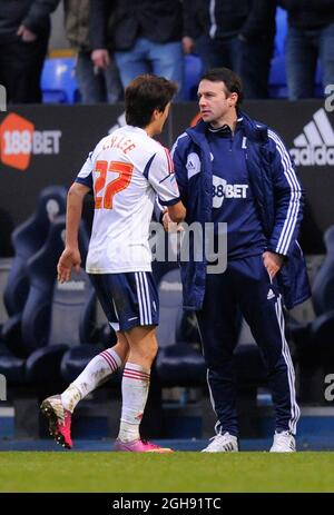 Dogie Freedman manager di Bolton Wanderers scrolla le mani con Lee Chung-Yong di Bolton Wanderers alla fine della partita del campionato di football tra Bolton Wanderers e Hull City al Reebok Stadium di Bolton, Regno Unito, il 23 febbraio 2013. Foto Stock