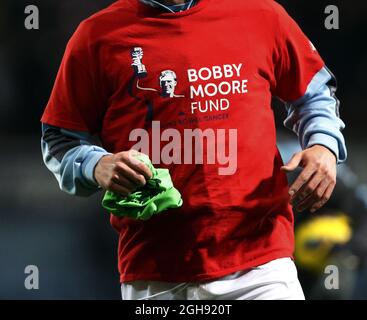 Il giocatore di West Ham indossa una t-shirt per la fondazione Bobby Moore durante la Barclays Premier League tra West Ham United e Tottenham Hotspur all'Upton Park di Londra il 25 febbraio 2013. Foto Stock