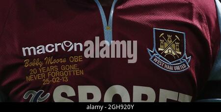 Magliette di West Ham con iscrizione per Bobby Moore durante la partita della Barclays Premier League tra West Ham United e Tottenham Hotspur all'Upton Park di Londra, Regno Unito, il 25 febbraio 2013. Foto Stock