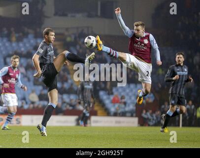 Edin Dzeko di Manchester City compete con Andreas Weimann di Aston Villa durante la partita della Barclays Premier League tra Aston Villa e Manchester City al Villa Park di Birmingham, Regno Unito, il 04 marzo 2013. Foto Stock