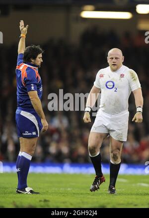 L'arbitro Steve Walsh penalizza di nuovo la mischia inglese durante la partita delle Nazioni RBS 6 tra Galles e Inghilterra al Millennium Stadium di Cardiff, Galles, Regno Unito, il 16 marzo 2013. Foto Stock