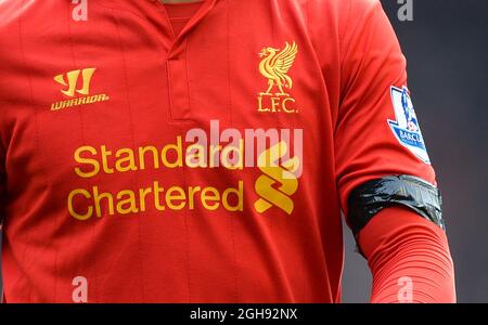 Una fascia nera indossata in ricordo del disastro di Hillsborough quando 96 tifosi di Liverpool hanno perso la vita durante la partita della Barclays Premier League tra Liverpool e West Ham United all'Anfield Stadium di Liverpool, Regno Unito, il 7 aprile 2013. Foto Stock