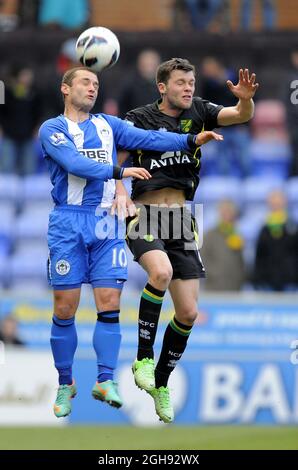Shaun Maloney di Wigan Athletic sfida con Jonathan Howson di Norwich City durante la partita della Barclays Premier League tra Wigan Athletic e Norwich City al DW Stadium di Wigan il 30 marzo 2013. Foto Stock