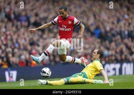 L'Arsenal's Theo Walcott si scontra con Steven Whittaker di Norwich durante la partita della Barclays Premier League tra l'Arsenal e Norwich all'Emirates Stadium di Londra il 13 aprile 2013. Foto Stock