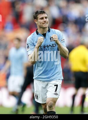 James Milner di Manchester City celebra il fischio finale durante la partita di semifinale della fa Cup tra Chelsea e Manchester City che si è tenuta al Wembley Stadium di Londra, Regno Unito, il 14 aprile 2013. Foto di: David Klein Foto Stock