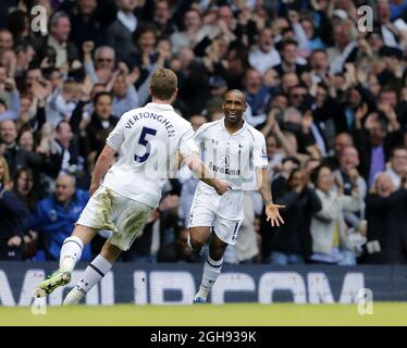 Jermain Defoe di Tottenham festeggia il secondo gol dei suoi lati durante la partita della Barclays Premier League tra Tottenham Hotspur e Manchester City al White Hart Lane di Londra il 21 aprile 2013. Foto Stock