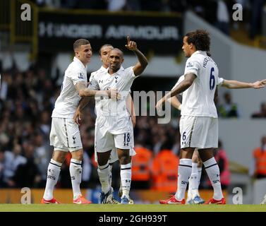 Jermain Defoe di Tottenham festeggia il secondo gol dei suoi lati durante la partita della Barclays Premier League tra Tottenham Hotspur e Manchester City al White Hart Lane di Londra il 21 aprile 2013. Foto Stock