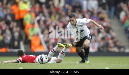 Robin van Persie si allontana dal fondato Laurent Koscielny of Arsenal durante la partita della Barclays Premier League tra l'Arsenal e il Manchester United nell'Emirates Stadium, Londra, il 28 aprile 2013. Foto Stock