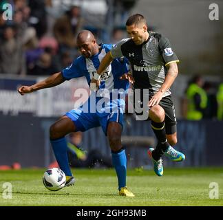 Emmerson Boyce of Wigan sfidato da Clint Dempsey di Tottenham durante la partita della Barclays Premier League tra Wigan Athletic e Tottenham Hotspur al DW Stadium di Wigan, Regno Unito, il 27 aprile 2013. Foto Stock