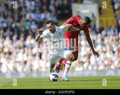 Tottenham's Clint Dempsey si inchina con Guly do Prado di Southampton durante la partita della Barclays Premier League tra Tottenham Hotspur e Southampton in White Hart Lane, Londra, il 21 aprile 2013. Foto David Klein Foto Stock