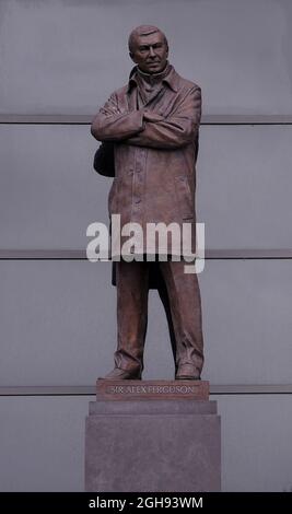 Vista generale della statua recentemente svelata del direttore del Manchester United Sir Alex Ferguson prima della partita della Barclays Premier League tra Manchester United e Swansea City all'Old Trafford Stadium di Manchester, Regno Unito, il 12 maggio 2013. Foto Stock