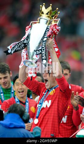 Robin Van Persie del Manchester United solleva il trofeo della Barclays Premier League dopo la partita della Barclays Premier League tra Manchester Utd e Swansea City nell'Old Trafford Stadium di Manchester il 12 maggio 2013. Foto Stock