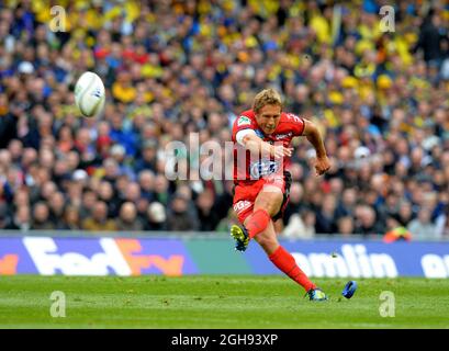 Jonny Wilkinson di RC Tolone calcia un rigore nel 18 minuti durante la Heineken Cup, finale tra ASM Clermont Auvergne e RC Touronnais allo stadio Aviva di Dublino, Irlanda, il 18 maggio 2013. Foto Simon Bellis Foto Stock