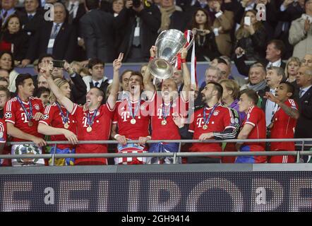 L'Arjen Robben di Monaco festeggia con il trofeo durante la partita finale della Champions League tra Borussia Dortmund e Bayern Munich al Wembley Stadium di Londra, Regno Unito, il 25 maggio 2013. Foto Stock