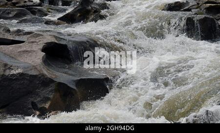 Primo piano delle rapide in movimento sul fiume Bonnechere a Renfrew, Ontario, Canada Foto Stock