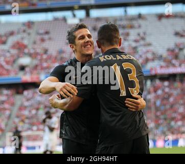 Aleksandar Kolarov di Manchester City festeggia il suo terzo traguardo con Stevan Jovetic durante la partita di Audi Cup tra AC Milan e Manchester City all'Allianz Arena di Monaco, in Germania, il 31 luglio 2013. Foto Stock